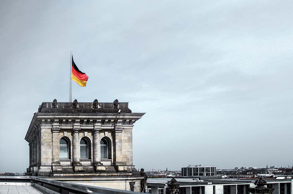 الهجرة الى المانيا للمغاربة 2023 الهجرة الى المانيا للمغاربة 2023 الهجرة الى المانيا للمغاربة 2023: يعتقد الكثير منا أن الهجرة إلى أوروبا مستحيلة أو تتطلب مبالغ طائلة أو قنوات غير شرعية. لكن معظمنا لا يعرف أن دولًا مثل ألمانيا تبحث عن المهاجرين وتوفر لهم العديد من مزايا الهجرة القانونية. لدى الحكومة الألمانية خطط إقامة وسفر، مثل Make it in Germany أو DAAD وخطط مهمة أخرى. بالطبع ألمانيا من أفضل الدول في أوروبا من حيث مستويات المعيشة ومستويات المعيشة والتعليم والصحة والأجور، وفي السنوات القليلة الماضية نجح العديد من العرب في الحصول على الإقامة والهجرة في ألمانيا. الفرص، وفي هذا مقال، سنركز على طرق بسيطة ومجانية للهجرة إلى ألمانيا بدون تكاليف، وسنناقش أي عقبات وكيفية التغلب عليها. سنناقش أيضًا مزايا وفرص الهجرة إلى ألمانيا. لماذا تقبل ألمانيا المزيد من المهاجرين؟ لا يحب الشباب في ألمانيا الولادة، لذلك هناك نقص كبير في عدد السكان، ولأن المواليد أقل من الوفيات، ينخفض عدد السكان، والمستوى المعيشي المرتفع يزيد من عمر المواطنين، لذلك نجد أن هناك المزيد من كبار السن السكان (غير المنتجين) أكثر من الشباب. له تأثير كبير على الاقتصاد الألماني ويهدد فرصه في النمو والتوسع.. لذلك، قدمت الحكومة الألمانية حوافز مالية للناس لإنجاب الأطفال، لكن هذا لم يحقق النتيجة المرجوة. لذلك وجدت ألمانيا أن الحل الأفضل هو قبول المهاجرين من دول أخرى للمساعدة في تقوية القوى العاملة في ألمانيا وتقديم العديد من المزايا لجذبهم للهجرة. لذلك، سرعان ما أدخلت قانونًا جديدًا للهجرة لتنظيم وتسهيل عملية الهجرة